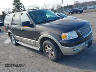 2005 Ford Expedition Eddie Bauer with VIN 1FMFU18555LA39558, listed as a IAAI auction lot 41608822 with 222,057 mi miles. Bid and sale history available at carsss.com. Image 1.