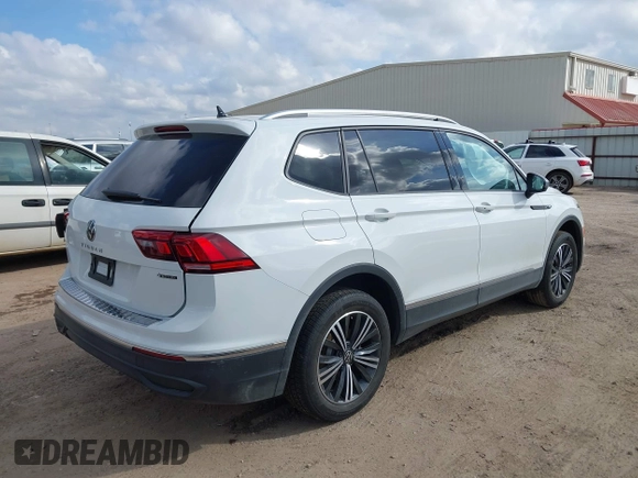 2024 Volkswagen Tiguan Wolfsburg Edition z VIN 3VV5B7AX8RM233687, wystawiony jako IAAI lot #41504709 z przebiegiem 2 387 mil mil oraz . Historia ofert i sprzedaży dostępna na DreamBid. Obrazek 4.