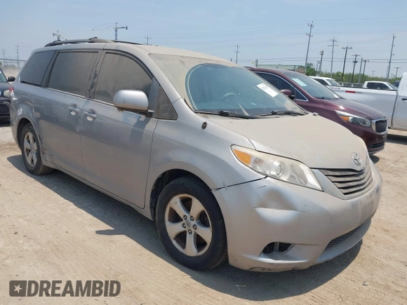 2014 Toyota Sienna LE AAS z VIN 5TDKK3DC6ES442682, wystawiony jako IAAI lot #42271110 z przebiegiem 158 785 mil mil oraz . Historia ofert i sprzedaży dostępna na DreamBid. Obrazek 1.