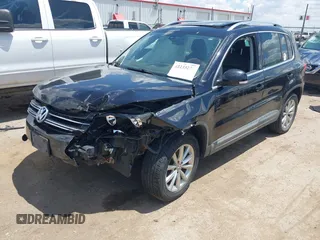 2017 Volkswagen Tiguan Wolfsburg Edition z VIN WVGSV7AX1HW503670, wystawiony jako IAAI lot #42235251 z przebiegiem 88 477 mil mil oraz . Historia ofert i sprzedaży dostępna na DreamBid. Obrazek 2.