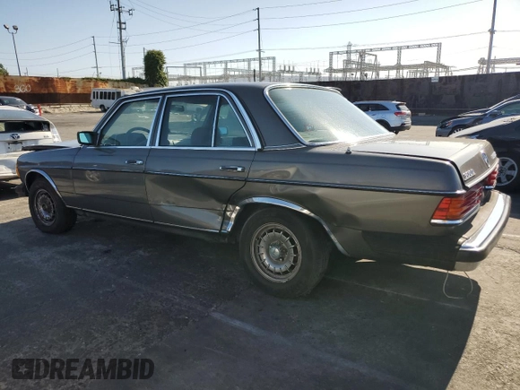 1984 Mercedes-Benz 300 D с VIN WDBAB33A1EA083118, выставлен на аукционе Copart как лот 56901585 с пробегом 157 356 миль миль и Списание • Salvage title. История ставок и продаж доступна на DreamBid. Изображение 2.