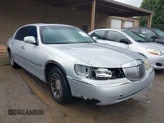 2002 Lincoln Town Car Signature z VIN 1LNHM82W72Y629486, wystawiony jako IAAI lot #42365208 z przebiegiem Nie podano mil oraz . Historia ofert i sprzedaży dostępna na DreamBid. Obrazek 1.