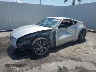 2016 Nissan 370Z Nismo z VIN JN1AZ4EH9GM934860, wystawiony jako Copart lot #54613555 z przebiegiem Nie podano mil oraz Czysty tytuł • Clean title. Historia ofert i sprzedaży dostępna na DreamBid. Obrazek 1.