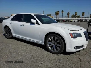 2014 Chrysler 300 S z VIN 2C3CCABG2EH273081, wystawiony jako Copart lot #56634365 z przebiegiem 117 686 mil mil oraz Czysty tytuł • Clean title. Historia ofert i sprzedaży dostępna na DreamBid. Obrazek 4.