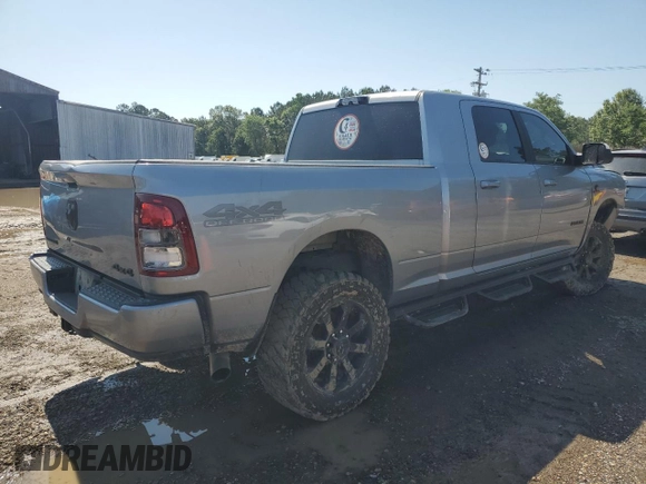 2022 Ram 2500 Big Horn z VIN 3C6UR5MLXNG149714, wystawiony jako Copart lot #56289135 z przebiegiem 110 812 mil mil oraz Szkoda całkowita • Salvage title. Historia ofert i sprzedaży dostępna na DreamBid. Obrazek 3.
