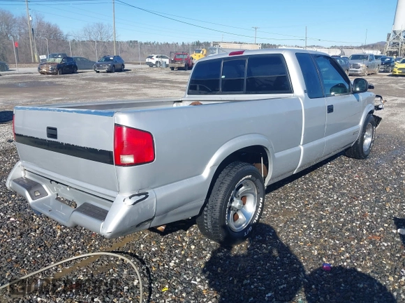 1994 Chevrolet S-10 LS with VIN 1GCCS19ZXR8233932, listed as a IAAI auction lot 41072044 with 171,666 mi miles. Bid and sale history available at carsss.com. Image 4.