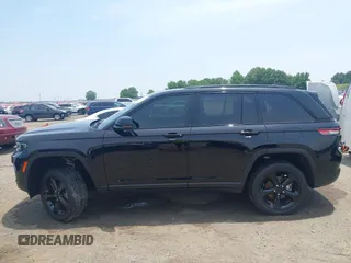 2023 Jeep Grand Cherokee Laredo z VIN 1C4RJGAG7PC648078, wystawiony jako IAAI lot #42474047 z przebiegiem 25 663 mil mil oraz . Historia ofert i sprzedaży dostępna na DreamBid. Obrazek 15.