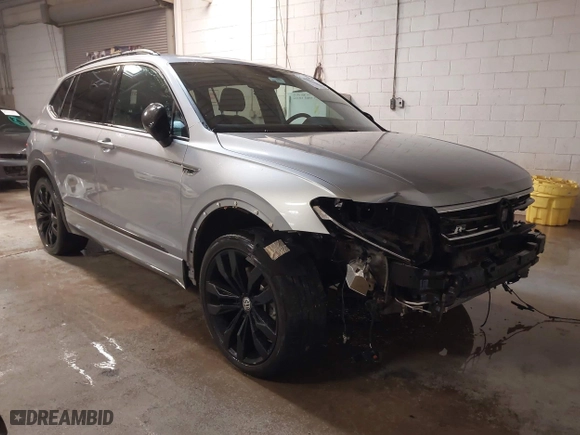 2021 Volkswagen Tiguan SE with VIN 3VV2B7AX1MM013884, listed as a IAAI auction lot 41313293 with 40,489 mi miles. Bid and sale history available at carsss.com. Image 1.