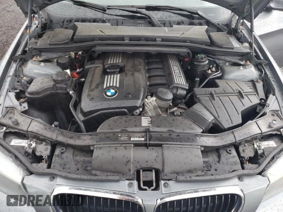 2011 BMW 3 Series 328i z VIN WBAPH7C52BE677190, wystawiony jako Copart lot #55494325 z przebiegiem 89 217 mil mil oraz Szkoda całkowita • Salvage title. Historia ofert i sprzedaży dostępna na DreamBid. Obrazek 11.