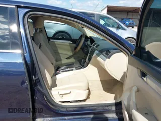2013 Volkswagen Passat TDI SE with VIN 1VWBN7A33DC030932, listed as a IAAI auction lot 42025937 with 189,238 mi miles. Bid and sale history available at carsss.com. Image 5.
