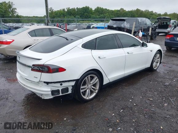 2013 Tesla Model S Performance z VIN 5YJSA1CP9DFP20778, wystawiony jako IAAI lot #42511532 z przebiegiem Nie podano mil oraz . Historia ofert i sprzedaży dostępna na DreamBid. Obrazek 4.