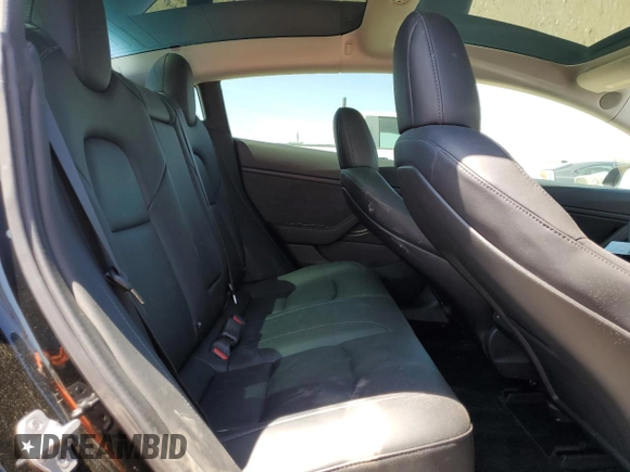2018 Tesla Model 3 Long Range Battery z VIN 5YJ3E1EBXJF073250, wystawiony jako Copart lot #55832885 z przebiegiem 50 196 mil mil oraz Szkoda całkowita • Salvage title. Historia ofert i sprzedaży dostępna na DreamBid. Obrazek 10.