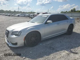 2020 Chrysler 300 S z VIN 2C3CCABT9LH225250, wystawiony jako Copart lot #69687374 z przebiegiem 79 190 mil mil oraz Szkody całkowita. Historia ofert i sprzedaży dostępna na DreamBid. Obrazek 1.
