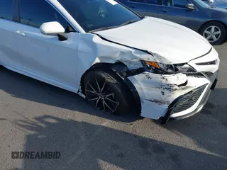 2023 Toyota Camry SE z VIN 4T1G11AK4PU148829, wystawiony jako IAAI lot #42250792 z przebiegiem 23 322 mil mil oraz . Historia ofert i sprzedaży dostępna na DreamBid. Obrazek 6.