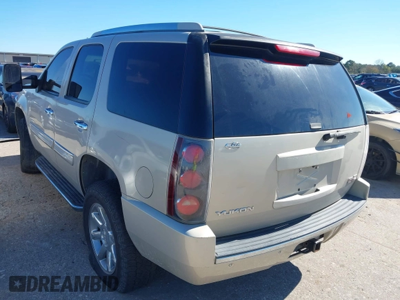2007 GMC Yukon Denali z VIN 1GKFK63857J261948, wystawiony jako IAAI lot #41262362 z przebiegiem Nie podano mil oraz . Historia ofert i sprzedaży dostępna na DreamBid. Obrazek 3.