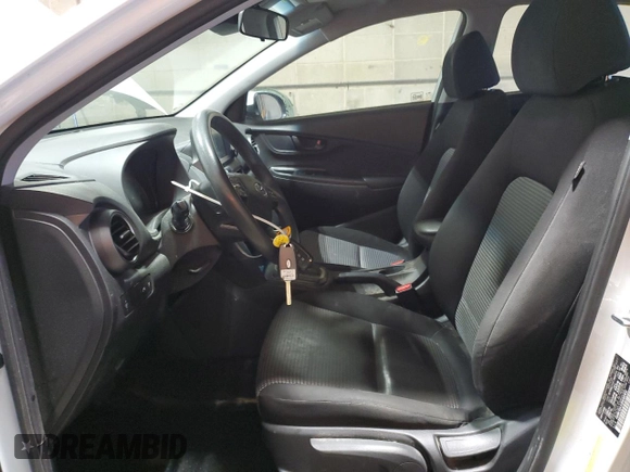 2021 Hyundai Kona SE z VIN KM8K12AA5MU691612, wystawiony jako Copart lot #56433625 z przebiegiem 85 499 mil mil oraz Szkoda całkowita • Salvage title. Historia ofert i sprzedaży dostępna na DreamBid. Obrazek 7.