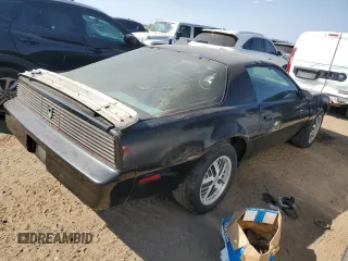 1982 Pontiac Firebird z VIN 1G2AW87H4CL566862, wystawiony jako Copart lot #74777384 z przebiegiem 597 058 mil mil oraz Czysty tytuł • Clean title. Historia ofert i sprzedaży dostępna na DreamBid. Obrazek 3.