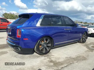 2023 Rolls-Royce Cullinan z VIN SLATV4C00PU216605, wystawiony jako Copart lot #74923524 z przebiegiem 13 428 mil mil oraz Nie do naprawy. Historia ofert i sprzedaży dostępna na DreamBid. Obrazek 3.