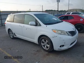 2011 Toyota Sienna LE AAS z VIN 5TDKK3DC3BS101512, wystawiony jako IAAI lot #42156115 z przebiegiem 208 353 mil mil oraz . Historia ofert i sprzedaży dostępna na DreamBid. Obrazek 1.