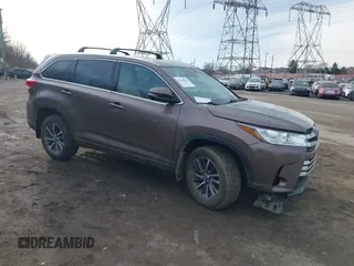 2017 Toyota Highlander XLE z VIN 5TDJZRFH9HS381111, wystawiony jako IAAI lot #41624850 z przebiegiem 142 328 mil mil oraz . Historia ofert i sprzedaży dostępna na DreamBid. Obrazek 1.