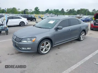 2013 Volkswagen Passat SEL Premium z VIN 1VWCN7A39DC058142, wystawiony jako IAAI lot #42369150 z przebiegiem 127 302 mil mil oraz . Historia ofert i sprzedaży dostępna na DreamBid. Obrazek 2.