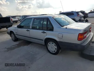 1994 Volvo 900 Action z VIN YV1JS831XR1164147, wystawiony jako Copart lot #70037624 z przebiegiem 194 245 mil mil oraz Szkody całkowita. Historia ofert i sprzedaży dostępna na DreamBid. Obrazek 2.