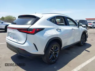 2025 Lexus NX 450h+ Luxury z VIN JTJHKCFZ0S2057811, wystawiony jako IAAI lot #42369138 z przebiegiem 1 962 mil mil oraz . Historia ofert i sprzedaży dostępna na DreamBid. Obrazek 4.