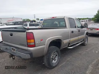 2001 Chevrolet Silverado 1500HD LS z VIN 1GCGK13U01F145194, wystawiony jako IAAI lot #42341840 z przebiegiem 256 501 mil mil oraz . Historia ofert i sprzedaży dostępna na DreamBid. Obrazek 4.