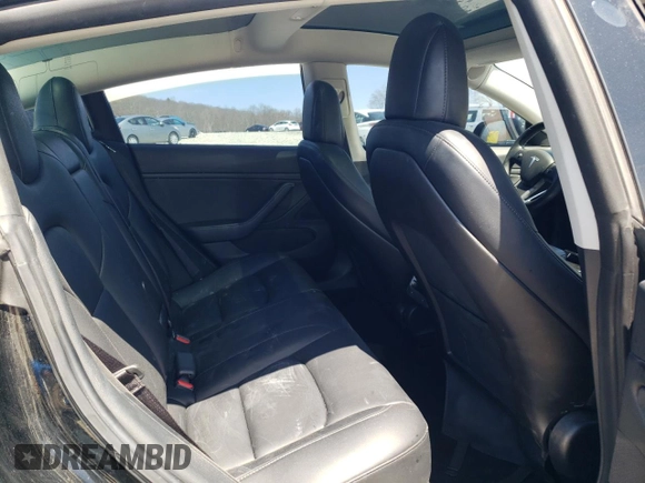2019 Tesla Model 3 Mid Range z VIN 5YJ3E1EA6KF306887, wystawiony jako Copart lot #52401625 z przebiegiem 105 948 mil mil oraz Szkody całkowita. Historia ofert i sprzedaży dostępna na DreamBid. Obrazek 10.
