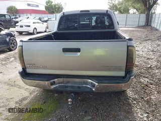 2005 Toyota Tacoma PreRunner z VIN 3TMJU62N15M003398, wystawiony jako IAAI lot #42490056 z przebiegiem 246 125 mil mil oraz . Historia ofert i sprzedaży dostępna na DreamBid. Obrazek 16.