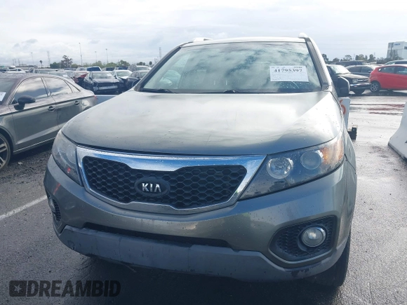 2011 Kia Sorento LX with VIN 5XYKTDA2XBG166661, listed as a IAAI auction lot 41795397 with 84,562 mi miles. Bid and sale history available at carsss.com. Image 6.