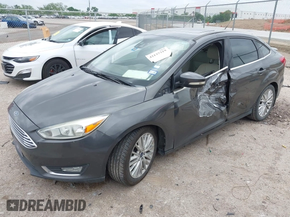 2016 Ford Focus Titanium z VIN 1FADP3J21GL260145, wystawiony jako IAAI lot #42137319 z przebiegiem 131 835 mil mil oraz . Historia ofert i sprzedaży dostępna na DreamBid. Obrazek 2.