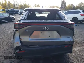2023 Toyota bZ4X XLE z VIN JTMABACA7PA021943, wystawiony jako Copart lot #74597703 z przebiegiem Nie podano mil oraz . Historia ofert i sprzedaży dostępna na DreamBid. Obrazek 6.