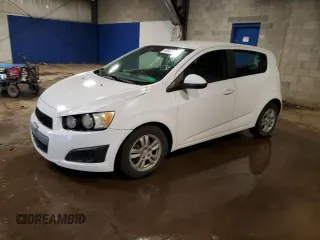 2012 Chevrolet Sonic LS z VIN 1G1JA6SH7C4140611, wystawiony jako Copart lot #56958485 z przebiegiem 153 711 mil mil oraz Szkoda całkowita • Salvage title. Historia ofert i sprzedaży dostępna na DreamBid. Obrazek 1.
