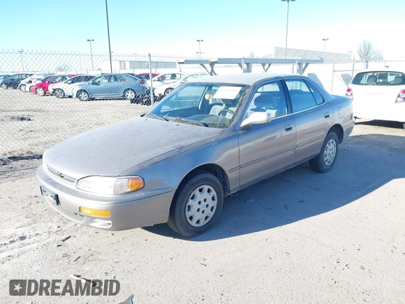 1995 Toyota Camry LE z VIN JT2SK12E0S0286848, wystawiony jako IAAI lot #41862969 z przebiegiem 220 923 mil mil oraz . Historia ofert i sprzedaży dostępna na DreamBid. Obrazek 2.