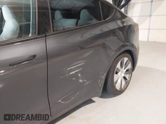 2024 Tesla Model Y Long Range z VIN 7SAYGDEEXRA226636, wystawiony jako IAAI lot #41622144 z przebiegiem 8 908 mil mil oraz . Historia ofert i sprzedaży dostępna na DreamBid. Obrazek 19.