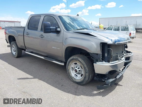 2012 GMC Sierra 2500HD SLT z VIN 1GT121C81CF186445, wystawiony jako IAAI lot #42170069 z przebiegiem 133 098 mil mil oraz . Historia ofert i sprzedaży dostępna na DreamBid. Obrazek 1.