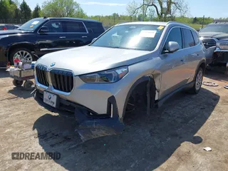 2023 BMW X1 xDrive28i z VIN WBX73EF03P5X46405, wystawiony jako IAAI lot #42038660 z przebiegiem 21 994 mil mil oraz . Historia ofert i sprzedaży dostępna na DreamBid. Obrazek 2.