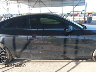 2016 Audi A5 Premium Plus z VIN WAUM2AFR1GA057428, wystawiony jako IAAI lot #41908949 z przebiegiem 103 478 mil mil oraz . Historia ofert i sprzedaży dostępna na DreamBid. Obrazek 13.