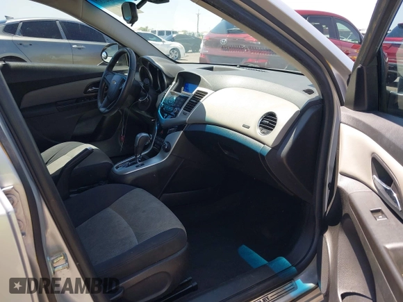 2014 Chevrolet Cruze LS z VIN 1G1PA5SH6E7468916, wystawiony jako IAAI lot #42282737 z przebiegiem 120 129 mil mil oraz . Historia ofert i sprzedaży dostępna na DreamBid. Obrazek 5.