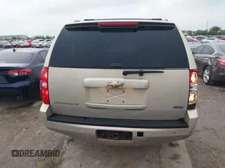 2010 Chevrolet Suburban LT z VIN 1GNUKJE32AR274468, wystawiony jako IAAI lot #42097027 z przebiegiem 257 180 mil mil oraz . Historia ofert i sprzedaży dostępna na DreamBid. Obrazek 16.
