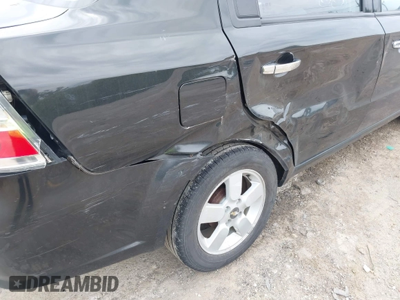 2008 Chevrolet Aveo LT z VIN KL1TG56638B063246, wystawiony jako IAAI lot #42392278 z przebiegiem 104 681 mil mil oraz . Historia ofert i sprzedaży dostępna na DreamBid. Obrazek 6.