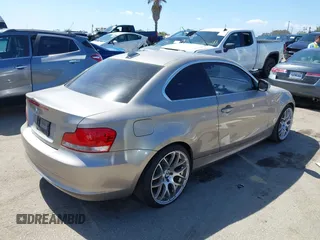 2011 BMW 1 Series 128i z VIN WBAUP9C51BVL90800, wystawiony jako IAAI lot #42278234 z przebiegiem 187 138 mil mil oraz . Historia ofert i sprzedaży dostępna na DreamBid. Obrazek 4.