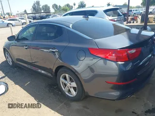 2015 Kia Optima LX z VIN KNAGM4A72F5621710, wystawiony jako IAAI lot #42171130 z przebiegiem 131 924 mil mil oraz . Historia ofert i sprzedaży dostępna na DreamBid. Obrazek 3.