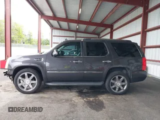 2010 Cadillac Escalade Luxury z VIN 1GYUKBEF6AR103998, wystawiony jako IAAI lot #42251855 z przebiegiem 129 851 mil mil oraz . Historia ofert i sprzedaży dostępna na DreamBid. Obrazek 15.