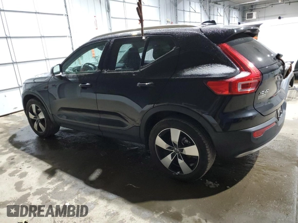 2021 Volvo XC40 Momentum z VIN YV4162UK2M2562967, wystawiony jako Copart lot #85643554 z przebiegiem 25 497 mil mil oraz Szkoda całkowita • Salvage title. Historia ofert i sprzedaży dostępna na DreamBid. Obrazek 2.