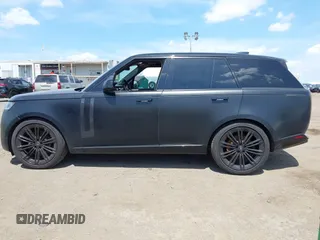 2024 Land Rover Range Rover SE z VIN SALKP9E96RA092327, wystawiony jako IAAI lot #42060310 z przebiegiem 41 594 mil mil oraz . Historia ofert i sprzedaży dostępna na DreamBid. Obrazek 14.