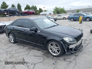 2014 Mercedes-Benz C 250 Sport z VIN WDDGF4HB9ER309663, wystawiony jako IAAI lot #42059590 z przebiegiem 106 863 mil mil oraz . Historia ofert i sprzedaży dostępna na DreamBid. Obrazek 1.
