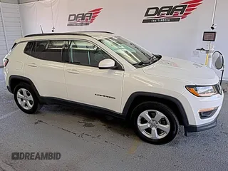 2019 Jeep Compass Latitude z VIN 3C4NJDBB1KT639096, wystawiony jako IAAI lot #42597978 z przebiegiem 110 803 mil mil oraz . Historia ofert i sprzedaży dostępna na DreamBid. Obrazek 20.