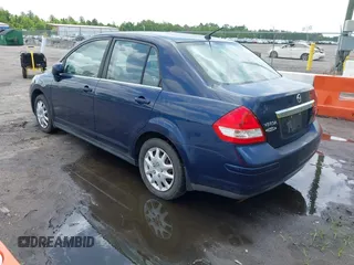 2007 Nissan Versa SL z VIN 3N1BC11E27L456176, wystawiony jako IAAI lot #42448244 z przebiegiem 195 387 mil mil oraz . Historia ofert i sprzedaży dostępna na DreamBid. Obrazek 3.